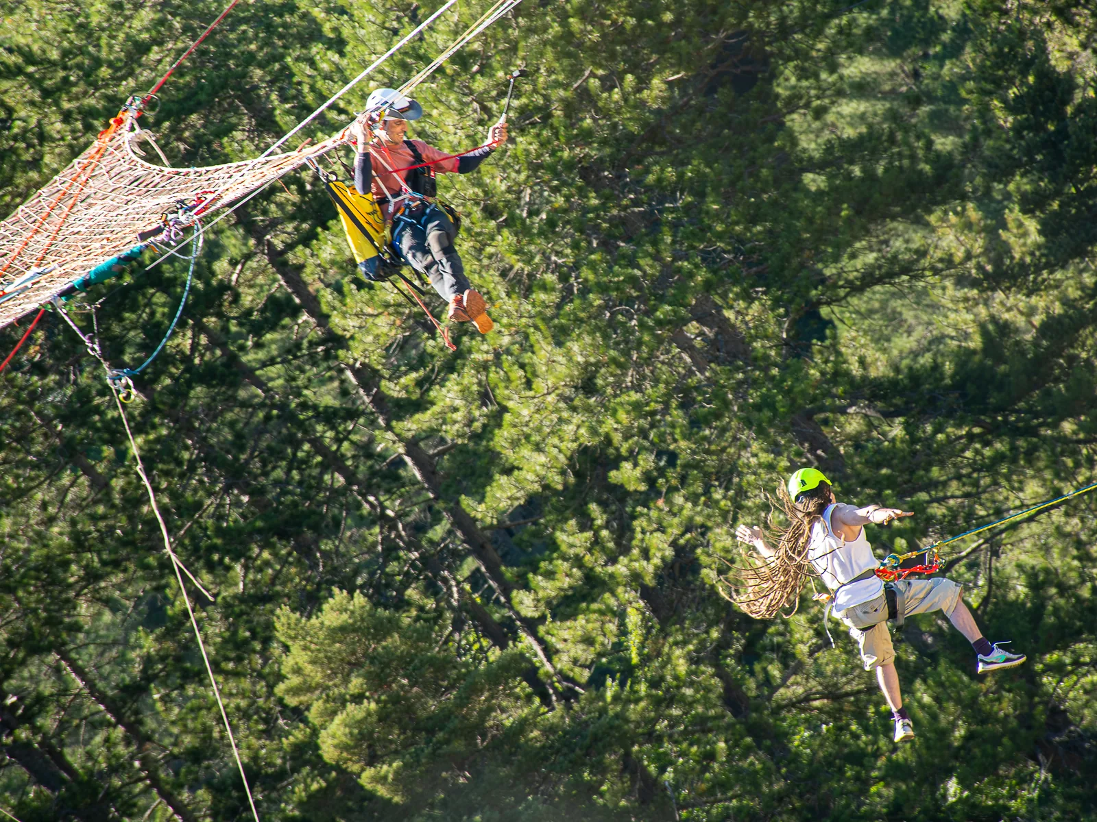 Sauteurs Bramajump suspendus au-dessus de l'Abîme de Bramabiau dans le filet et les cordes